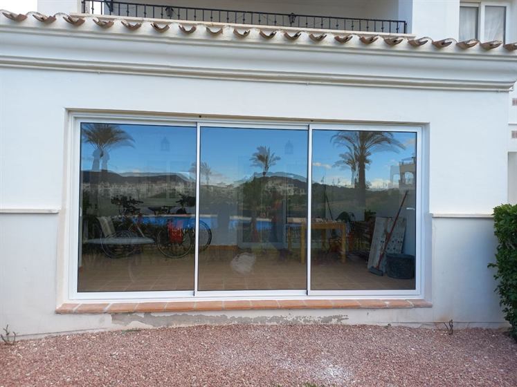 Three-leaf aluminium sliding door to the terrace