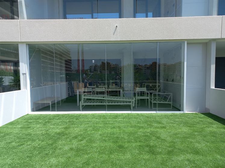 Glass curtain closing a garden terrace