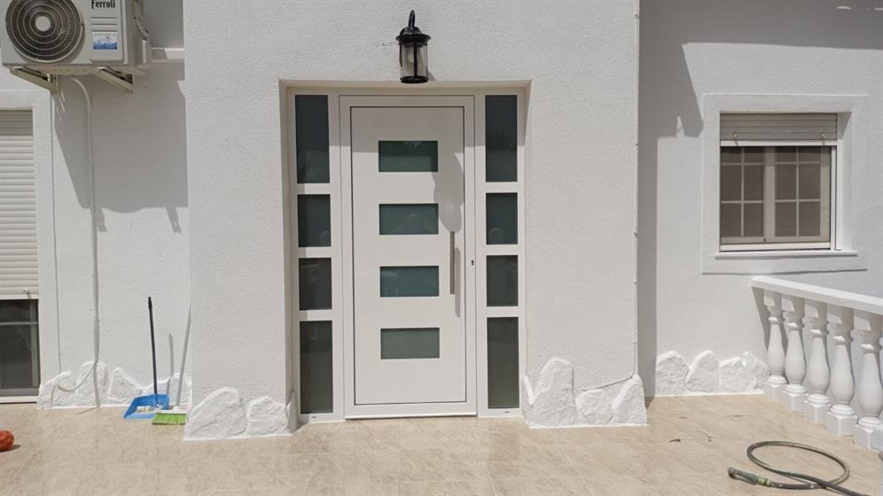 Aluminium front door with glazed side panels