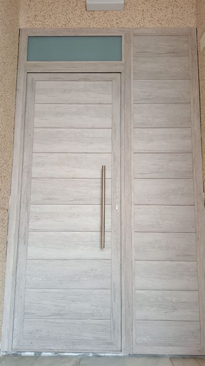 Puerta de entrada en color madera con montante