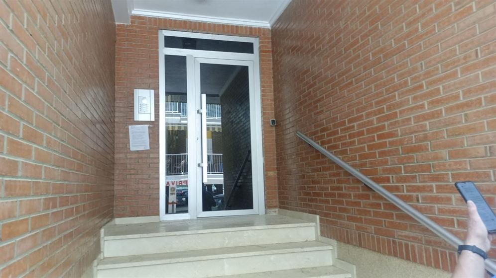 Puerta de portal de aluminio con montante y fijo lateral
